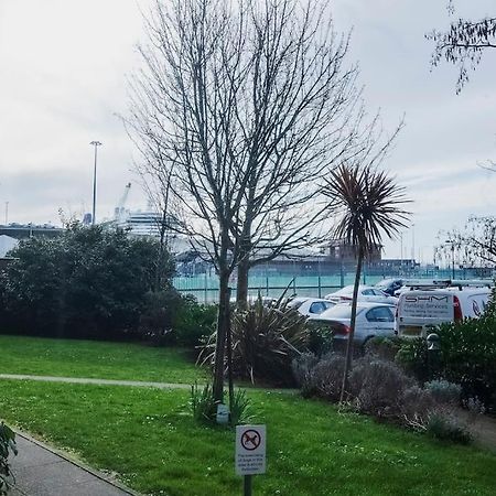 1-Bed Flat In Ocean Village Southampton Extérieur photo